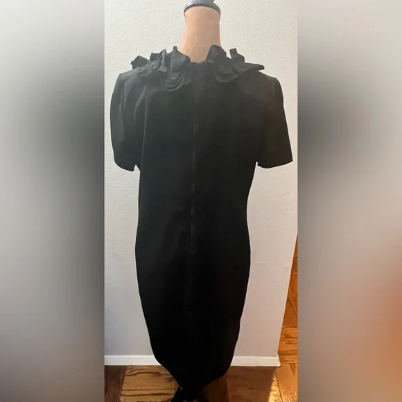 Tahari black dress with ruffled collar. Fully lined size 6. - Picture 2 of 3